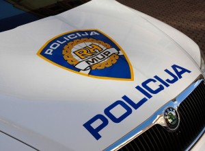 Pijana Slovenka na Hrvaškem pridelala 1400 evrov kazni: po Krku se je vozila brez izpita, nazadnje pa je še zmerjala policiste