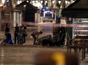 Barcelonski morilec s kombijem je morda še vedno na begu; IS se hvali z napadom v Cambrilsu