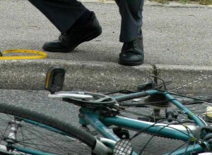 V Ljubljani je kolesar klepetal po telefonu in se zaletel v otroka