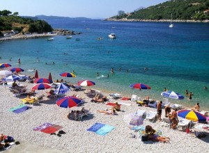Slovenci s Hrvaške prinašajo koronavirus: bo treba ob vrnitvi v karanteno ali na testiranje?