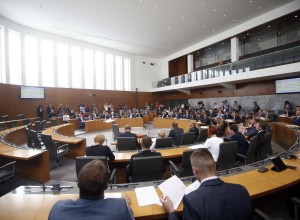 Šarcu poslanska vprašanja o bančni kriminaliteti, drugem tiru in zasebnih šolah