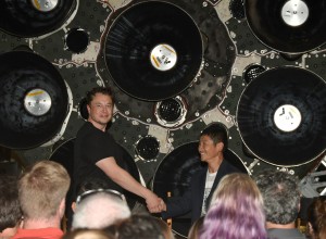 Elon Musk bo leta 2023 na pot okoli Lune popeljal japonskega milijarderja