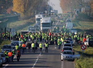 Množični protesti zaradi cen goriva v Franciji zahtevali smrtno žrtev