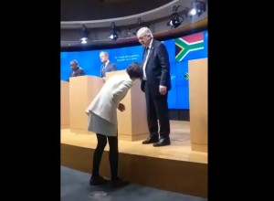 Nov bizaren nastop Junckerja: sredi novinarske konference je odkorakal z odra (VIDEO)