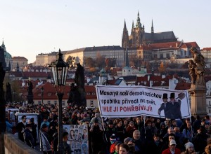 Obletnico žametne revolucije na Češkem zasenčili protesti proti premierju Babišu