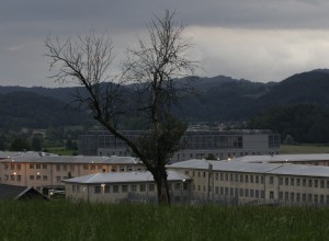 Iz zaporov začasno izpustili 114 obsojencev, največ z Doba; na prostosti tudi Bavčar in Šrot (TABELA)