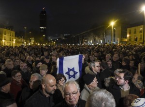 Več tisoč ljudi na protestih proti antisemitizmu v Franciji