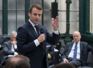 Ruska komika se hvalita, da sta kot "Volodimir Zelenski" govorila z Macronom