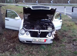 Z migranti napolnjena mercedesa na Krasu bežala čez mejo v Italijo; tako se je končal njun beg (FOTO)