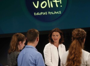 Kaj pove podatek o skoraj dvakrat večji volilni udeležbi na predčasnem glasovanju kot pred petimi leti