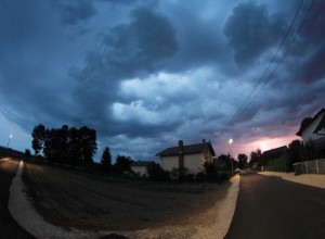 Pozor! V noči na sredo možni nalivi in močnejši sunki vetra