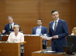 Šarec zanika, da bi zaradi prodaje Abanke pritiskal na SDH: Nenazadnje imajo vsi nekajkrat večjo plačo od mene