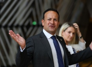 Irski premier Varadkar bo spet delal kot zdravnik: po telefonu bo svetoval bolnikom s koronavirusom