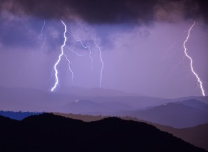 Glejte v nebo! Zvečer in ponoči nevarnost neurij!