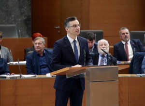DZ se bo seznanil s Šarčevim odstopom, pri Pahorju predvidoma prva posvetovanja