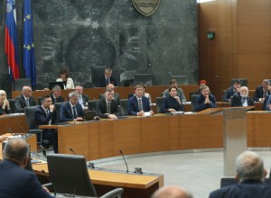 Tako se vlada Marjana Šarca ukvarja sama s sabo