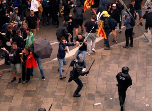 Bilanca petkovih protestov v Kataloniji: 182 ljudi ranjenih, 83 protestnikov aretiranih
