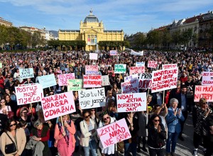 "Pravica za dekleta": Hrvati protestirajo zaradi izpustitve osumljencev skupinskega posilstva v Zadru