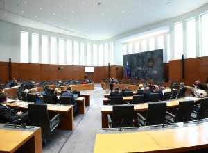 Poslanci bodo glasovali o ukinitvi dopolnilnega zdravstvenega zavarovanja