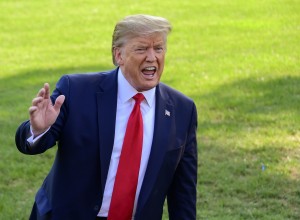 Jezni Trump, ki ga je Twitter obtožil laganja, grozi z zaprtjem družbenih omrežij