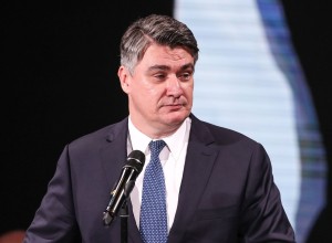 Geslo Za dom spremni je Milanovića odgnalo s spominske slovesnosti, s seboj je odpeljal še hrvaški vojaški vrh