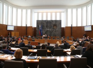 Poslanci potrdili tretji paket protikoronskih ukrepov, turistični boni za vse
