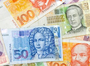 Ko ga je policija stisnila v kot, je tat začel goltati ukradeni denar