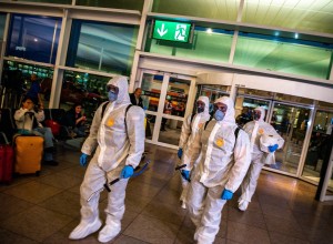 Bruselj predlaga "temno rdeče cone" EU, kamor bi bila potovanja prepovedana