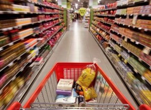 Poslanci večinoma naklonjeni predlogu nedeljskega zaprtja trgovin