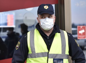 Policija pri vnosu angleške različice koronavirusa za zdaj ni odkrila kaznivega dejanja