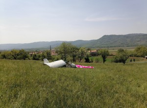 Pri Podovo zasilno pristalo letalo: inštruktor in učenec med letom izgubila kontrolo nad letalom