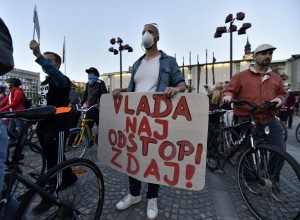 Anketa: Krepi se tabor nasprotnikov Janeza Janše