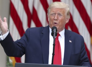 Trump na glas razmišljal, ali naj jemlje inzulin, čeprav ni diabetik