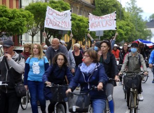 Nov petek, novi protesti na kolesih: protestniki tudi pred sedežem SDS na Trstenjakovi (FOTO)