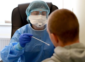 KORONAVIRUS: Včeraj ob 11.950 testih 1506 novih okužb, umrlo 20 bolnikov s covidom-19