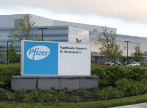 Velika Britanija je kot prva odobrila cepivo proti covidu-19 Pfizerja in BioNTecha
