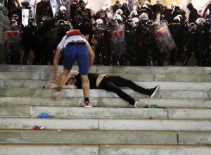 V Beogradu vre, Vučić za proteste krivi "kriminalne in tuje dejavnike"