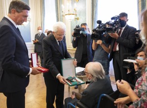 Boris Pahor je ob vrnitvi Narodnega doma prejel najvišji državni odlikovanji Slovenije in Italije