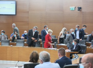 V DZ je zavrelo: ker se Janša ni opravičil za tvit o Srebrenici, so poslanci SD in Levice zapustili sejo (FOTO)