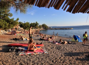 Na plaži v Pulju oropana Slovenka, policija poziva turiste, naj bodo previdni