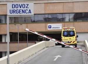 Pri Ribnici se je podrla kolesarska skakalnica, šest mladoletnikov padlo sedem metrov globoko