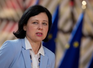 Orban zahteva odstavitev evropske komisarke, ki je Madžarsko označila za "bolno demokracijo"