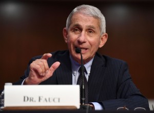 Fauci si je javno oddahnil, ker nima več opravka s Trumpom