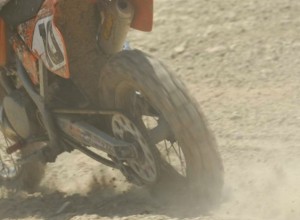 Grozljiva smrt motorista: na gozni poti naletel na žico, razpeto čez pot