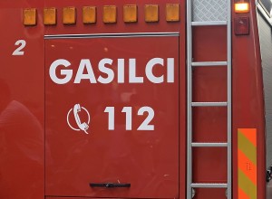 Silovit požar v Ljubljani, v mansardi ujeta oseba