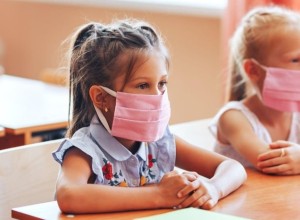 Anketa: Polovica vprašanih podpira poziv ravnateljev za šole brez zaščitnih mask