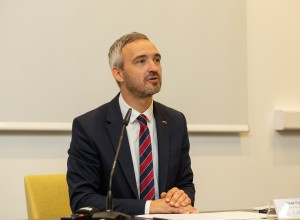 Slovenija postaja starajoča se družba, zato je dodatna skrb za starejše nujna