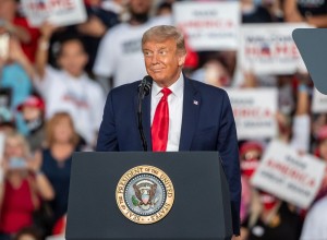 Trumpu naj bi se zmešalo: v trenutku besnila naj bi davil agenta tajne službe in metal hamburgerje
