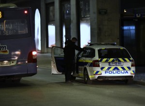 Ni še konec: večina protikoronskih omejitev bo podaljšanih še vsaj za en teden
