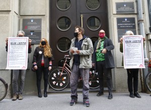 Protestniki so Janši na vrata prilepili "odlok ljudstva", s katerim so uveljavili "takojšen odstop" njegove vlade (FOTO)